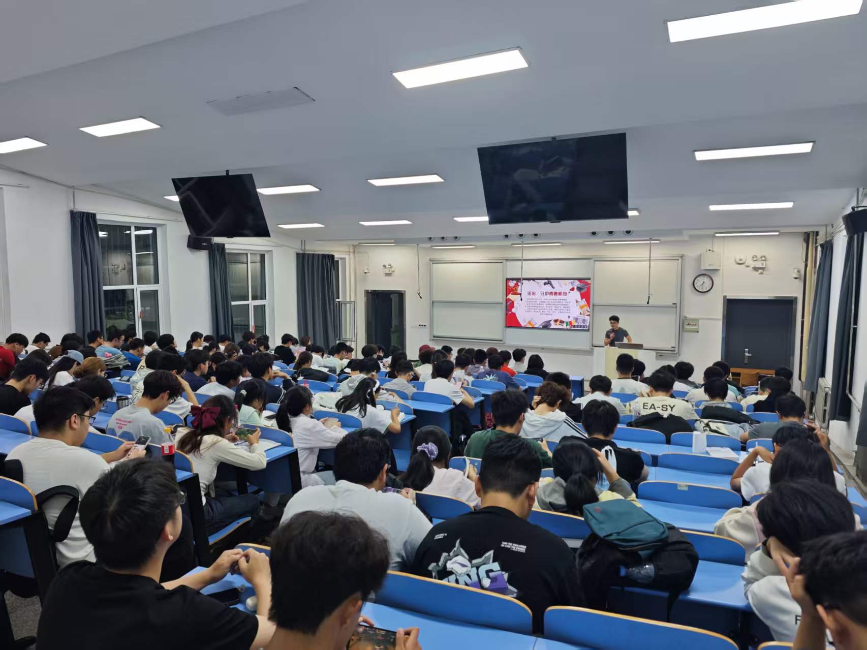 “法漾青春”校园法治建设宣讲第十二站 物理电子工程学院